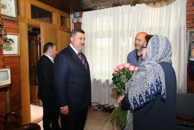 Фёдор Щукин почтил память Расула Гамзатова